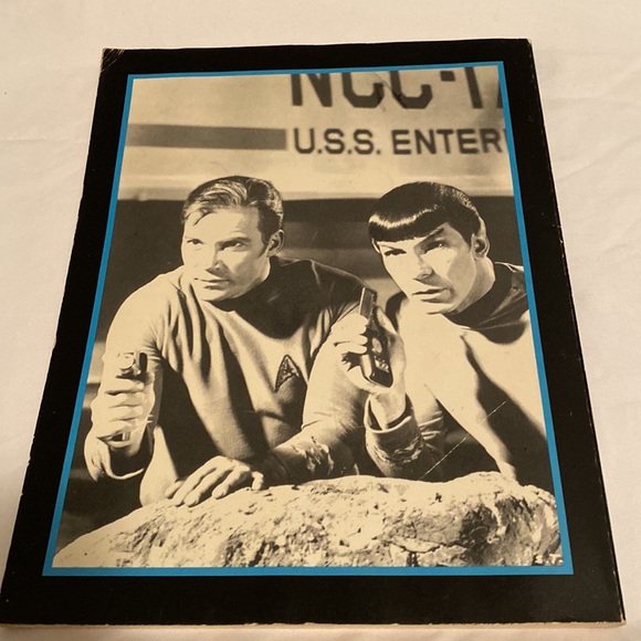 Star Trek Enterprise Command Book - Picture 2 of 14